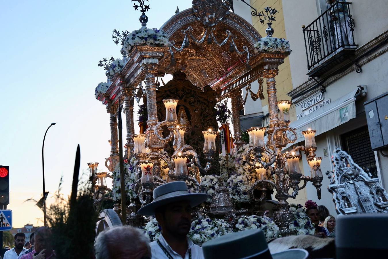 Las cinco hermandades llegan a Sevilla arropadas por una gran cantidad de peregrinos y rocieros