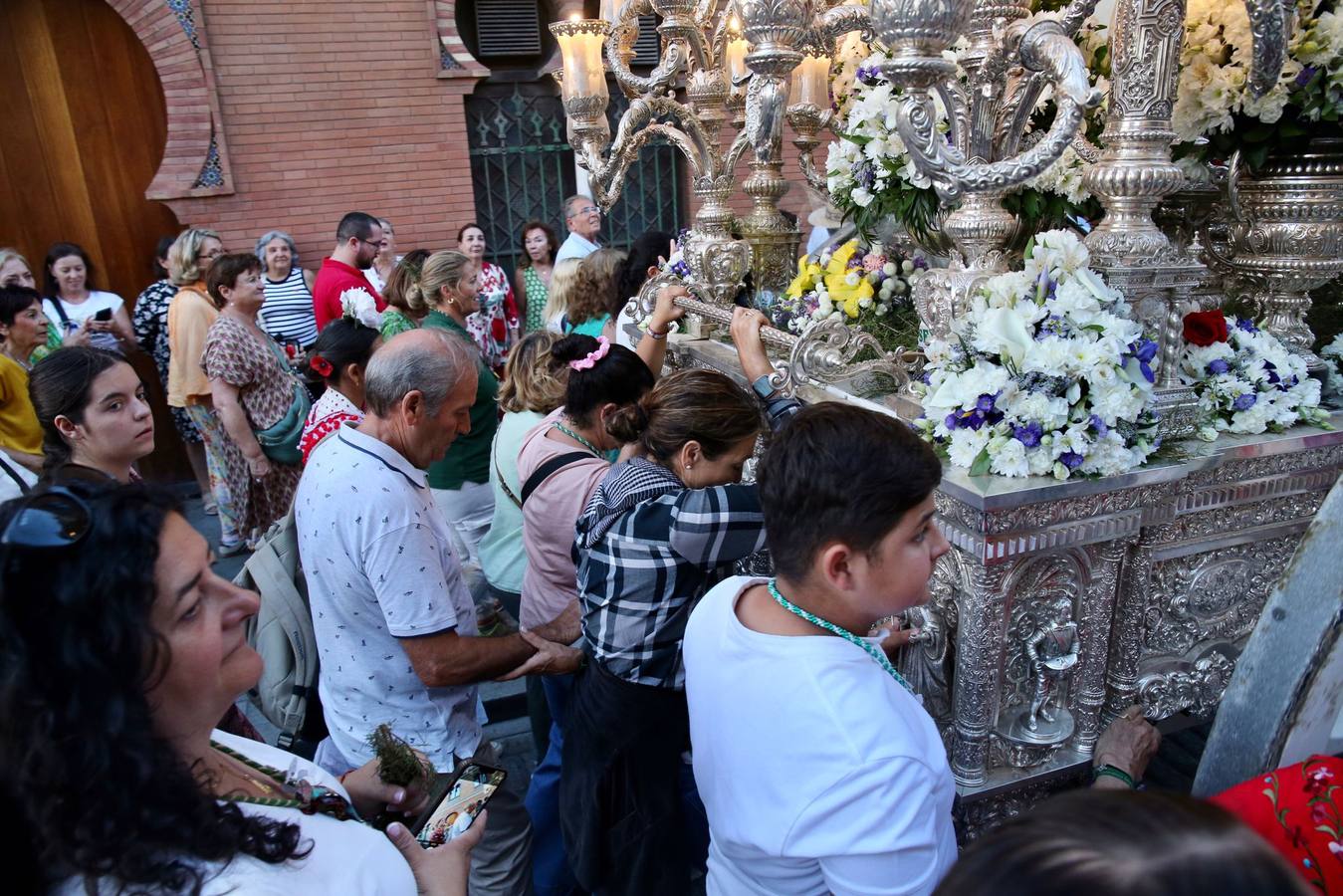 Las cinco hermandades llegan a Sevilla arropadas por una gran cantidad de peregrinos y rocieros