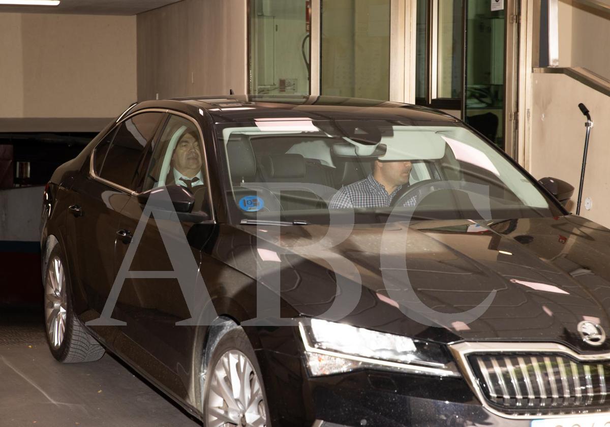 Santos Cerdán abandona la sede de Ferraz en coche tras dimitir.