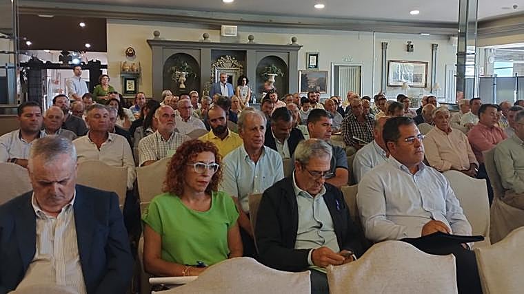 Imagen de los asistentes a la asamblea de Cooperativas Agroalimentarias