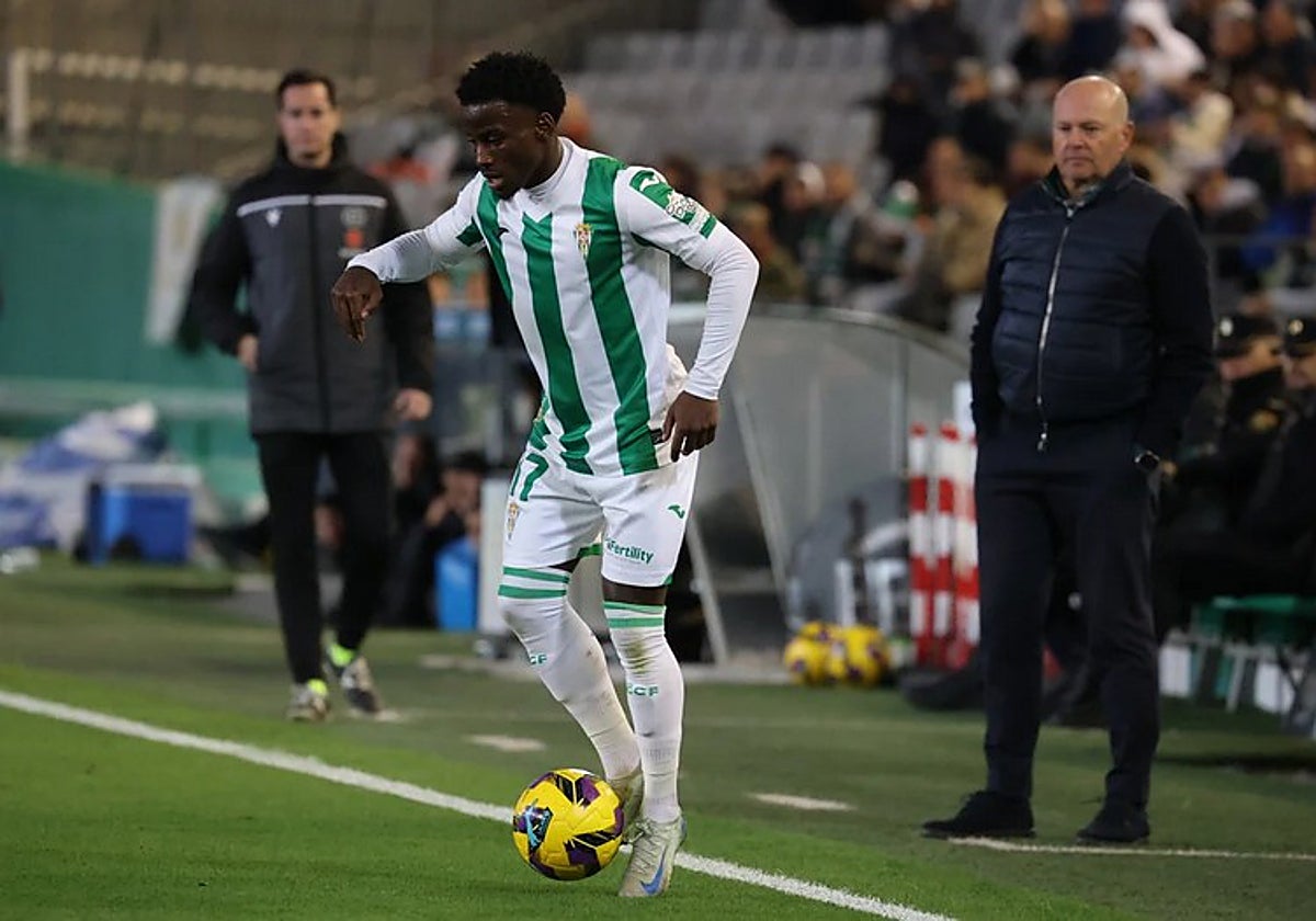 Adilson controla el balón durante un encuentro en El Arcánge