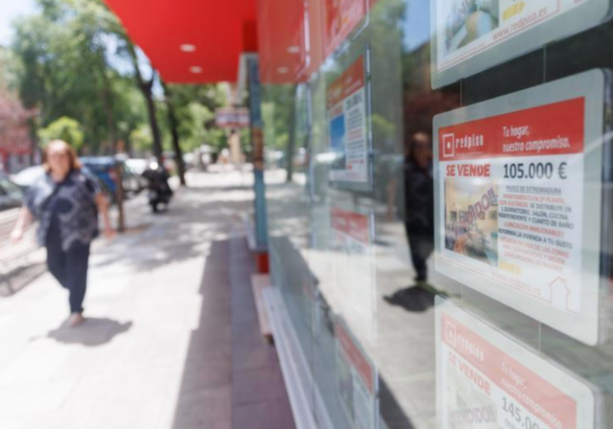 Escaparate de una agencia inmobiliaria en Madrid, en foto de archivo