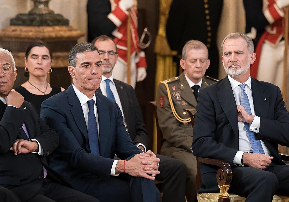 Felipe VI, junto a Sánchez, en el salón de columnas del Palacio Real
