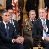 Felipe VI, junto a los ministros del PSOE, en el salón de columnas del Palacio Real