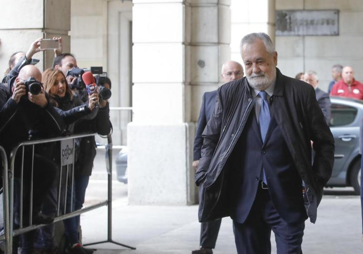 Griñán, a su llegada a los juzgados de Sevilla el día en que se hizó pública la sentencia del Caso ERE