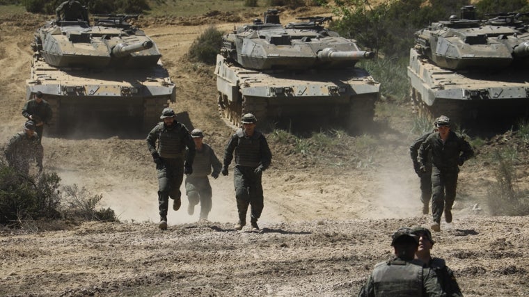 Militares y carros de combate en unas maniobras de la BRI X en 2024 en Cerro Muriano