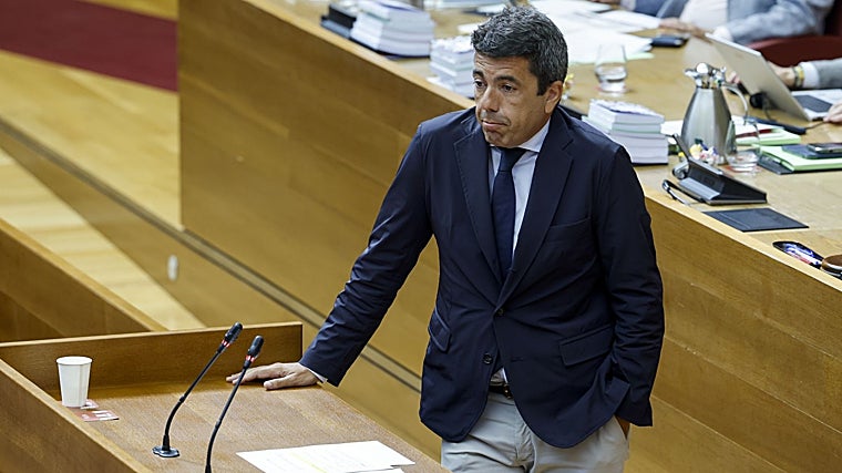 Imagen del presidente de la Generalitat, Carlos Mazón, durante la protesta de Compromís en la sesión de control de este jueves en las Cortes Valencianas