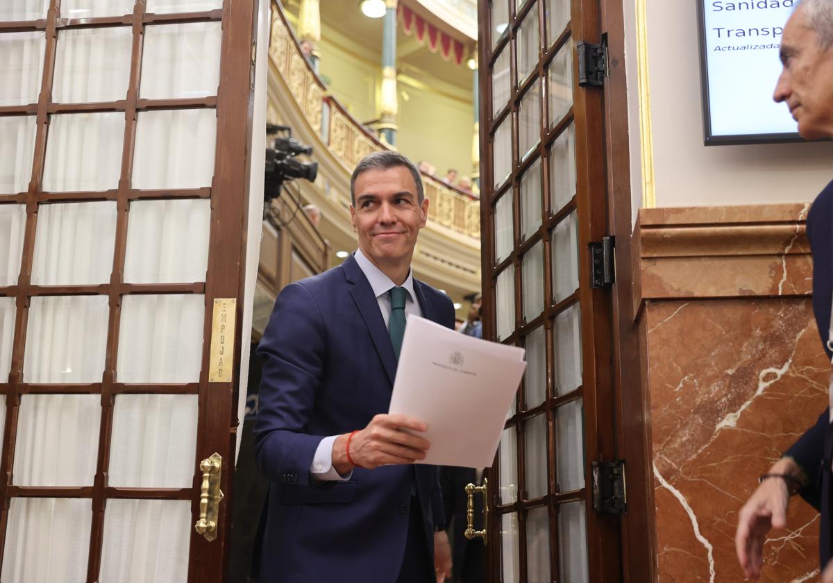 Pedro Sánchez, a la salida del hemiciclo.