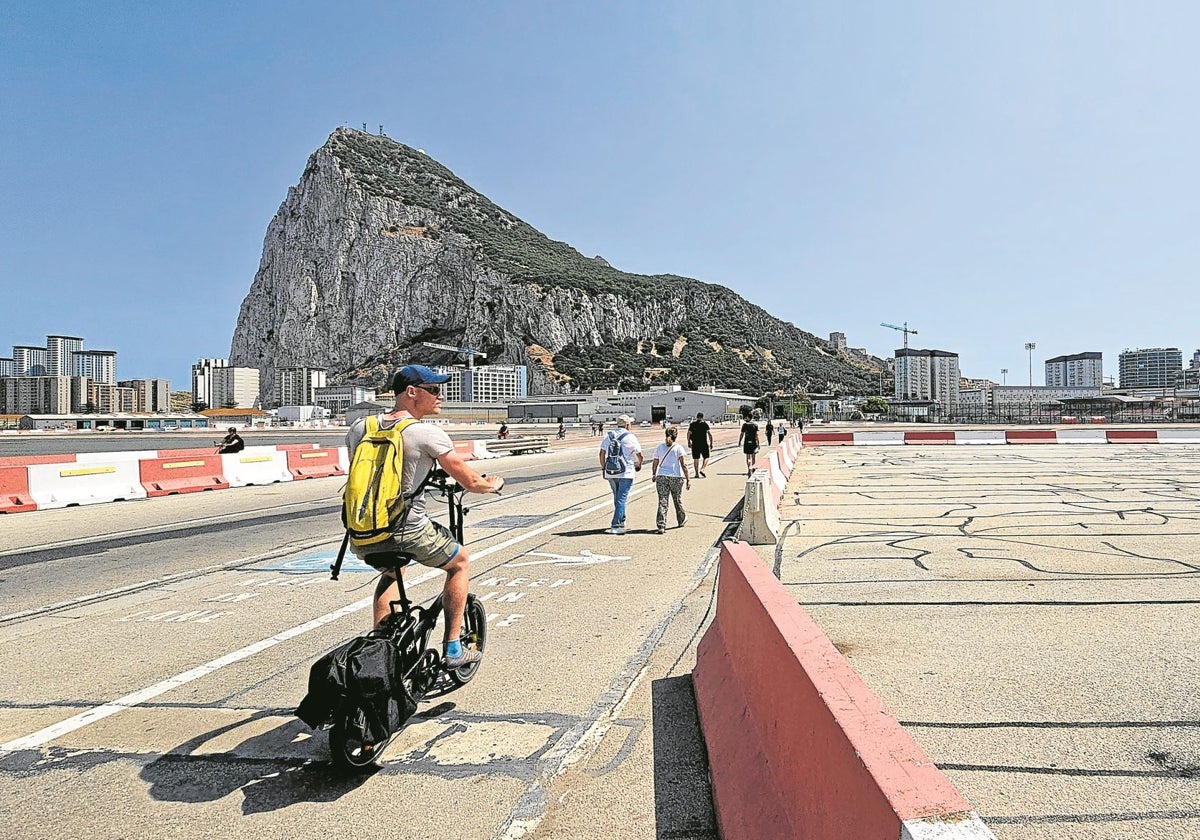 La entrada en el aeropuerto de Gibraltar, con el Peñón de fondo