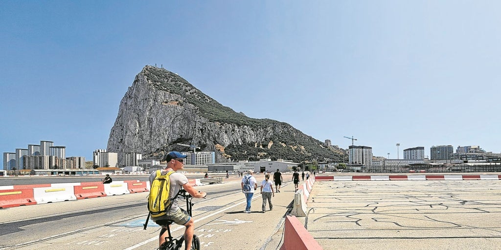 Gibraltar-Spain Border Opens as Schengen-Like Deal Takes Effect