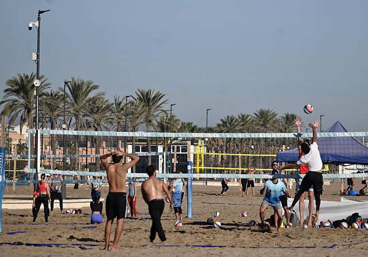 Imagen de archivo de un grupo de personas jugando a voleibol en una playa de Valencia