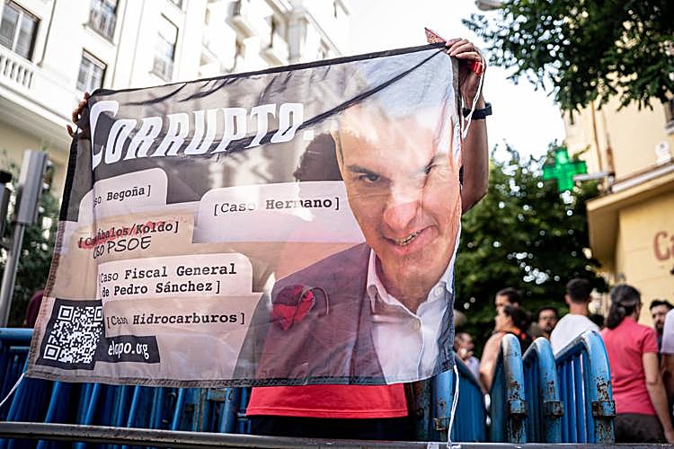 Concentración contra el Gobierno de Pedro Sánchez en la sede del PSOE en Ferraz