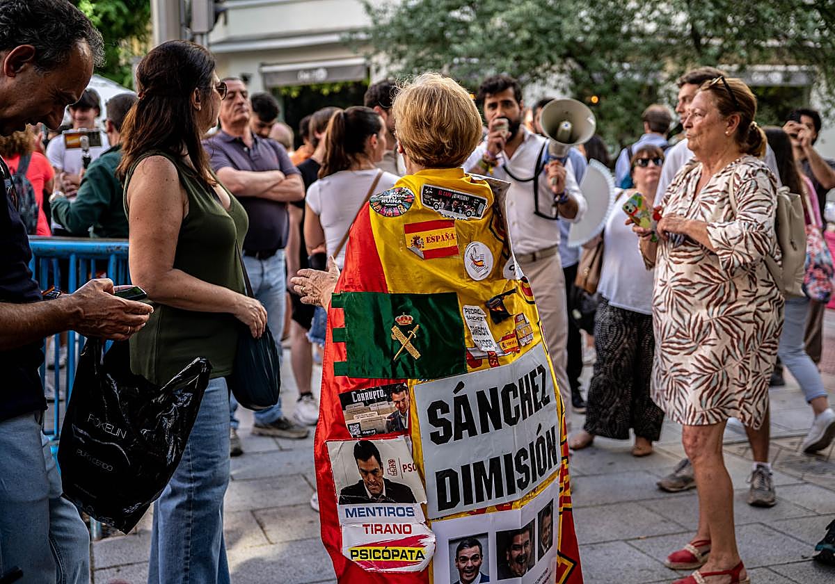 Concentración contra el Gobierno de Pedro Sánchez en la sede del PSOE en Ferraz