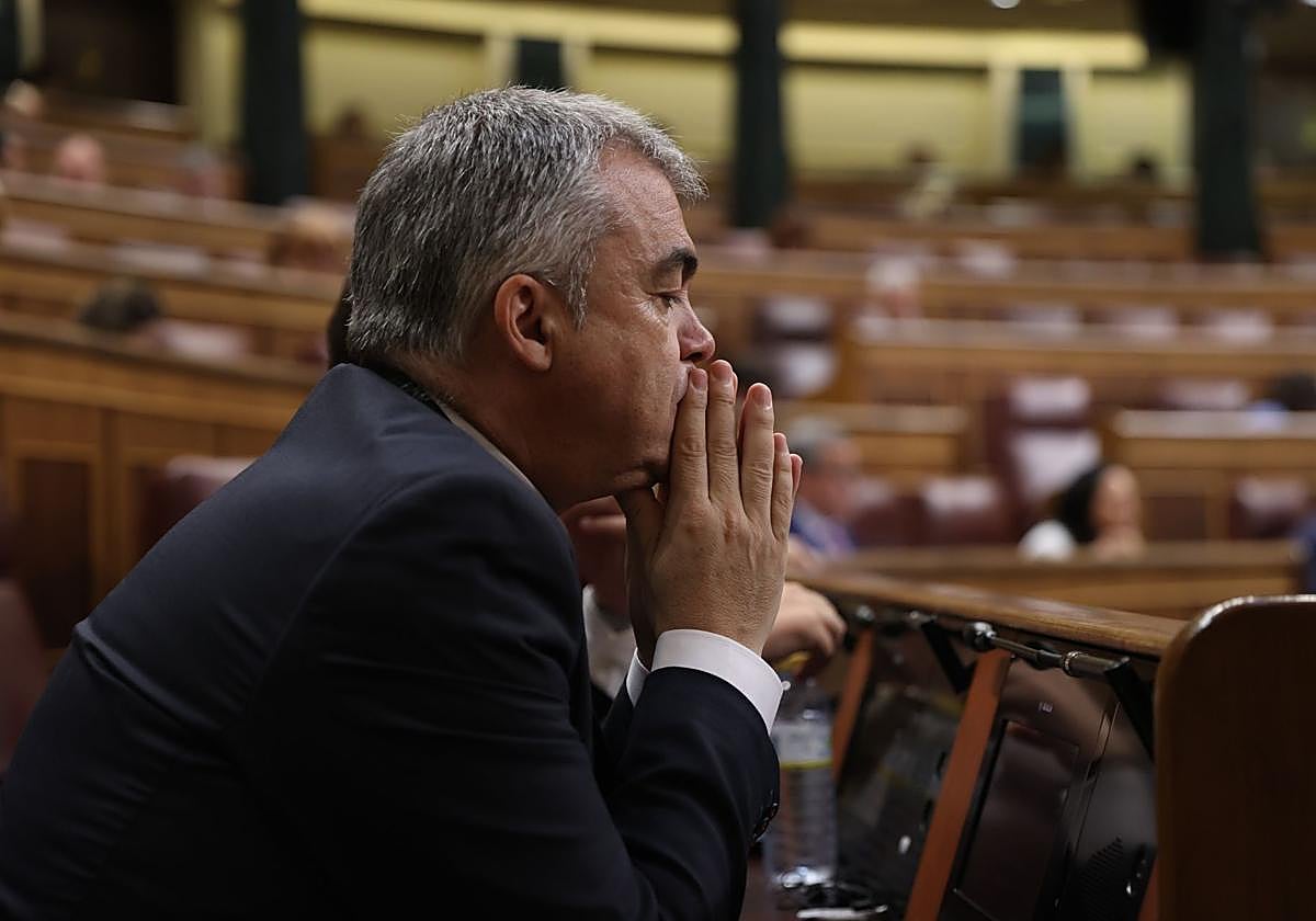 Santos Cerdán, sentado ya en su escaño mientras escucha las protestas del PP