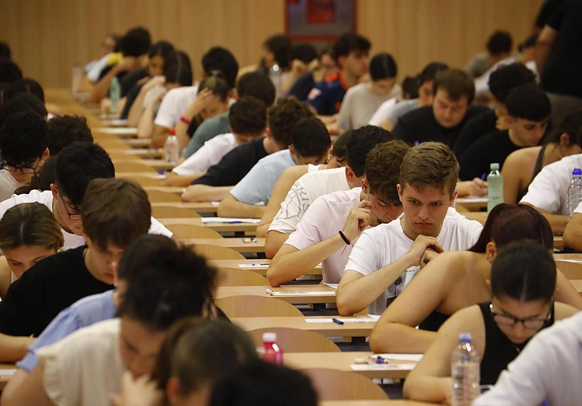 Estudiantes durante las pruebas de Selectividad