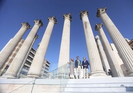Isabel Albás, José María Bellido y Miguel Ángel Torrico, junto a las columnas del Templo Romano