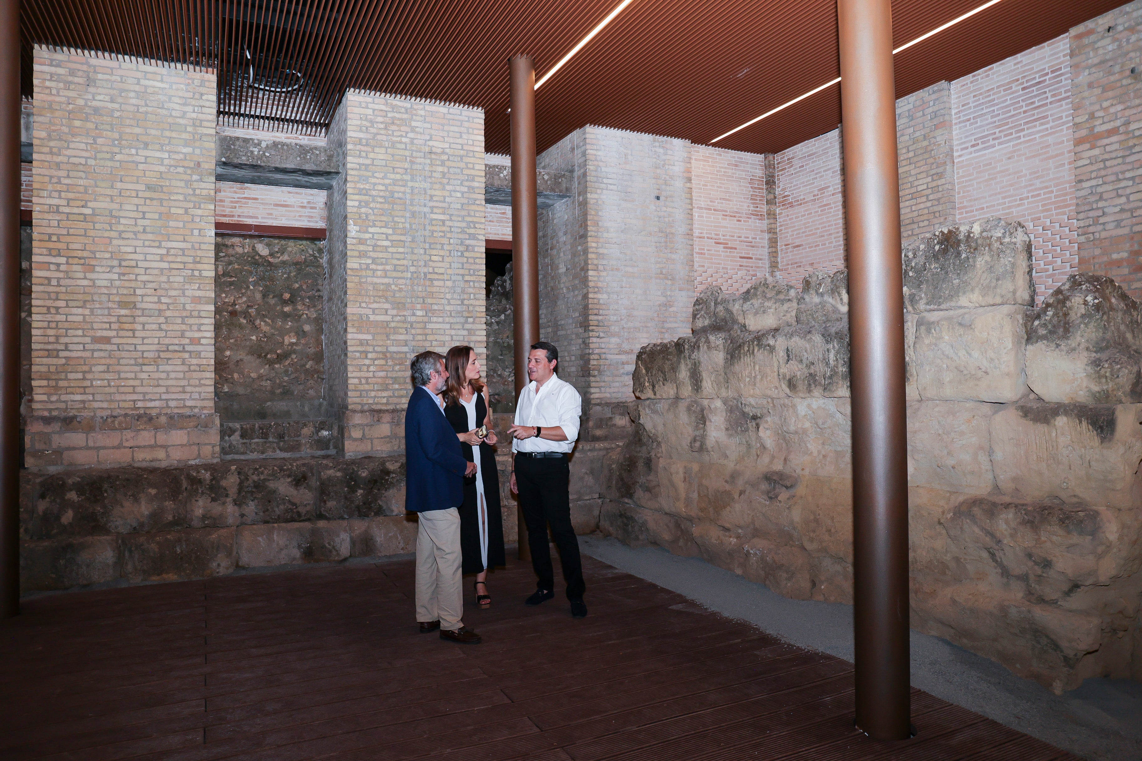 La nueva piel de luz del Templo Romano de Córdoba, en imágenes
