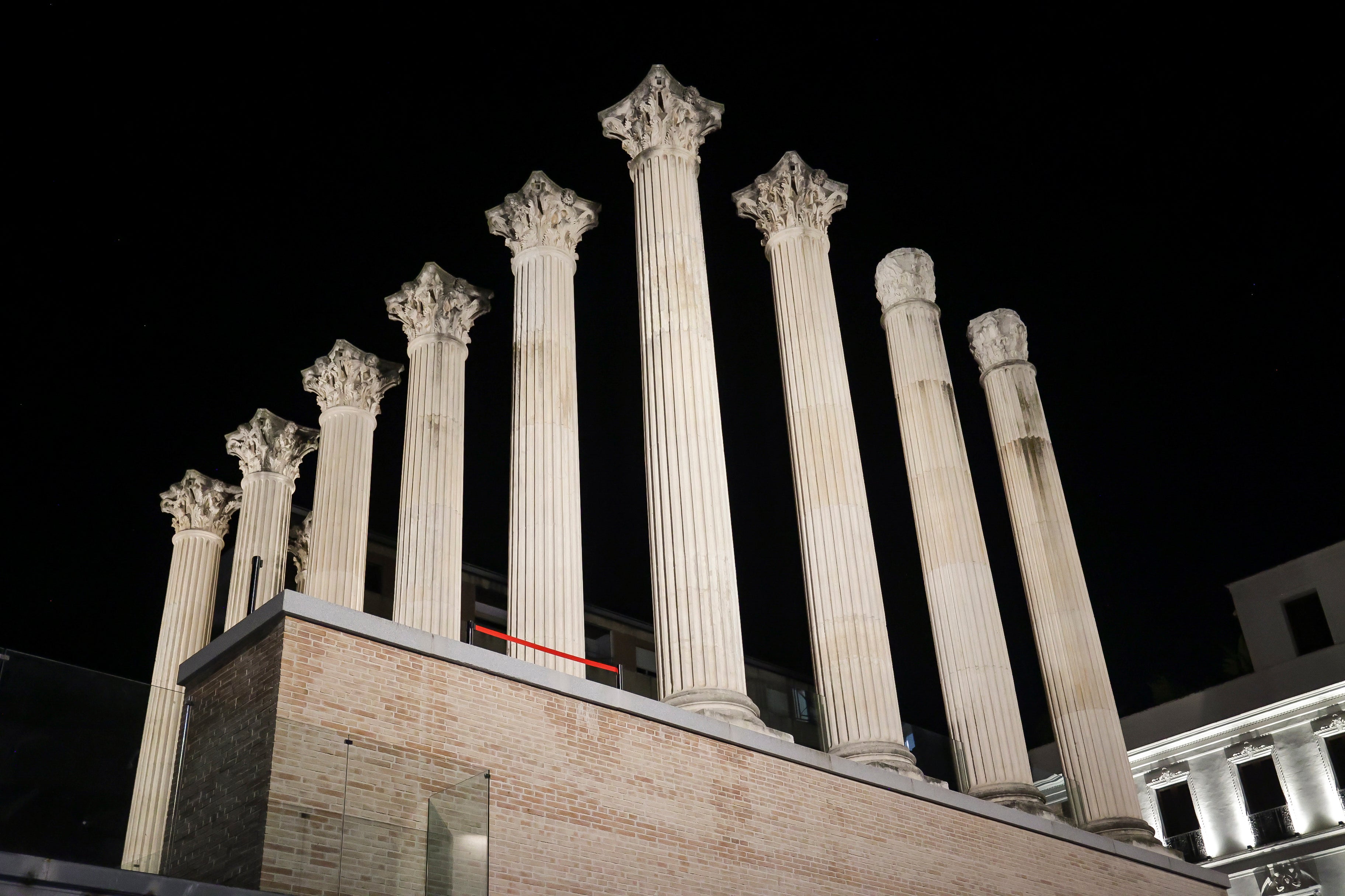 La nueva piel de luz del Templo Romano de Córdoba, en imágenes