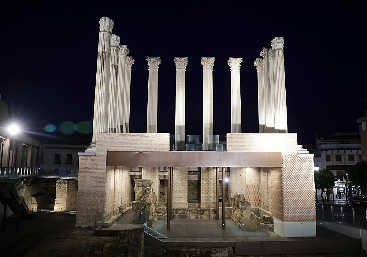 Aspecto del Templo Romano de Córdoba con la nueva iluminación nocturna