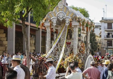 El Simpecado actual del Rocío y el Primitivo, recién restaurado, en el traslado a San Pablo