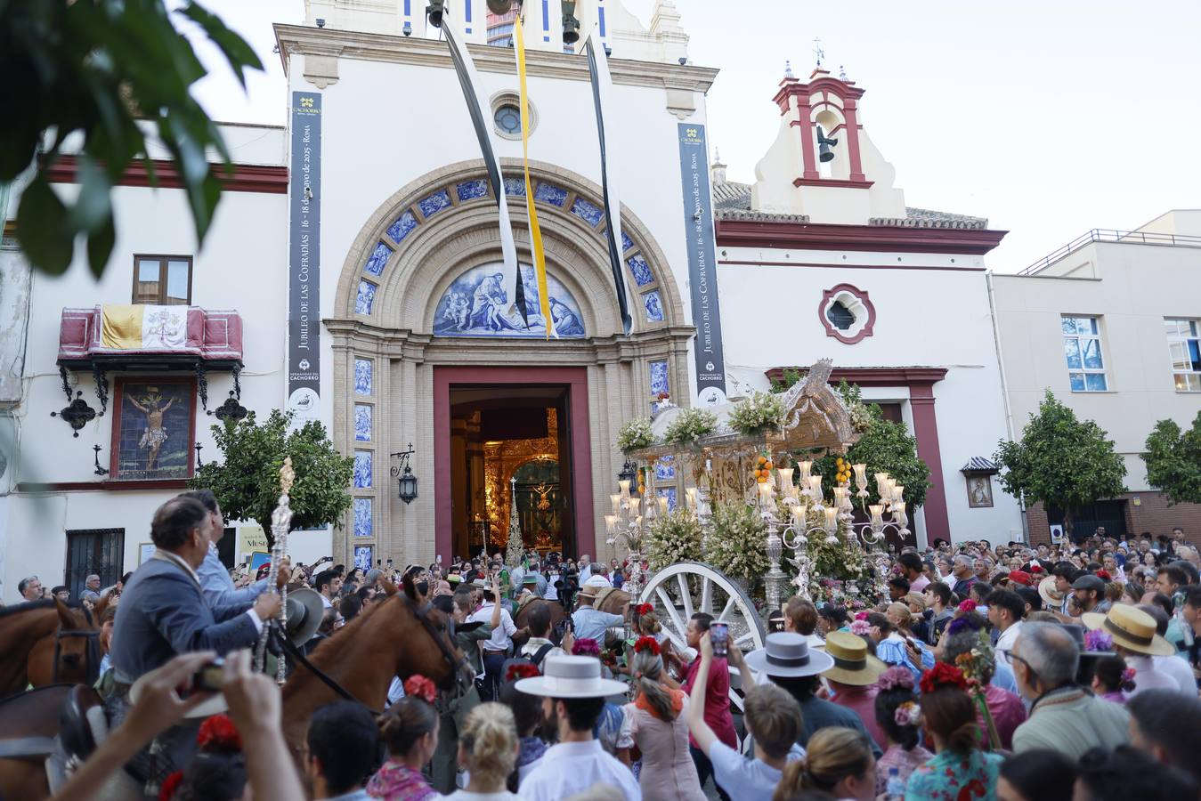 Las cinco hermandades llegan a Sevilla arropadas por una gran cantidad de peregrinos y rocieros