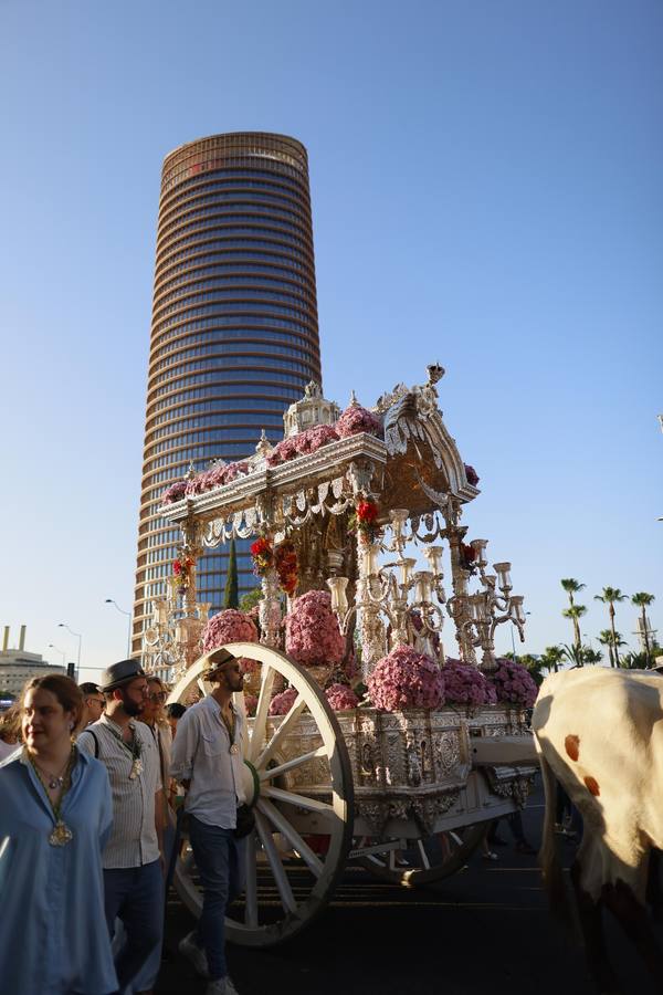 Las cinco hermandades llegan a Sevilla arropadas por una gran cantidad de peregrinos y rocieros