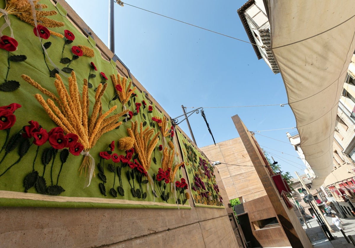 Dos de los tres murales se pueden ver ya en la fachada del Mercado Municipal de Abastos