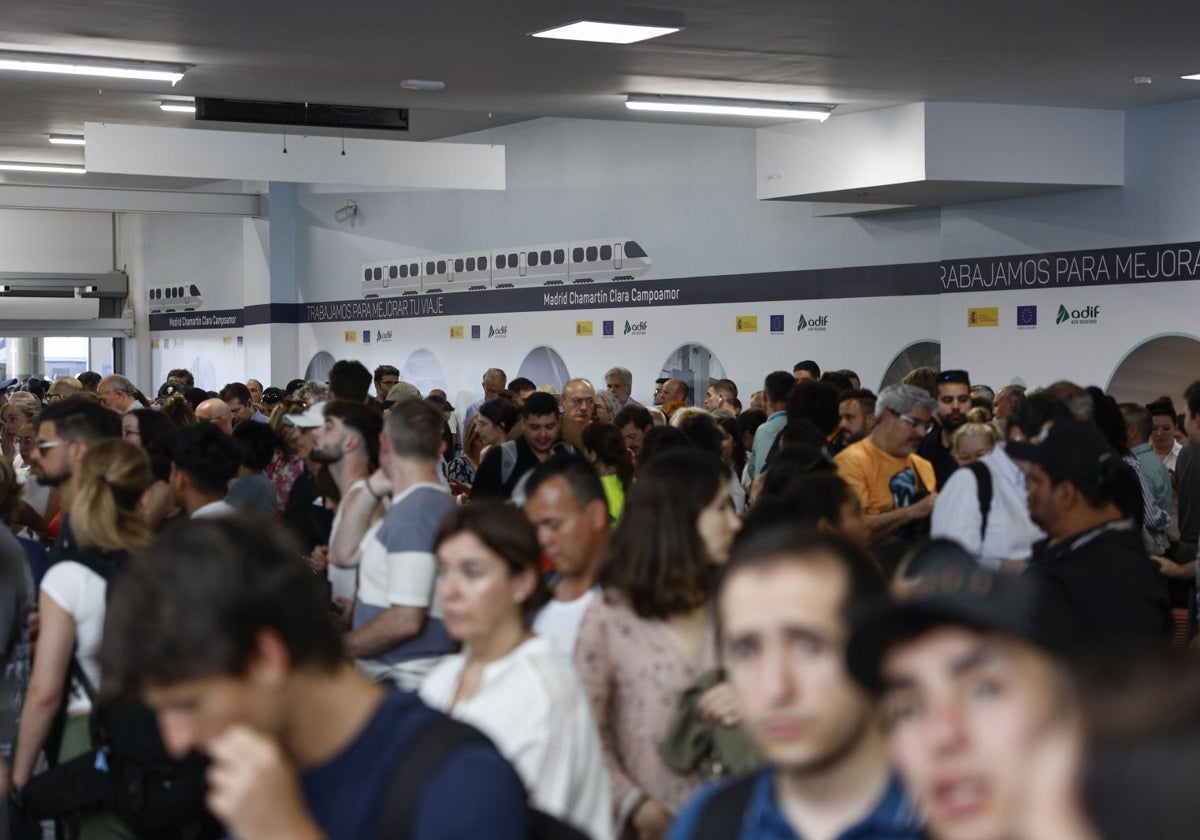 Pasajeros en la estación Chamartín-Clara Campoamor tras la averia