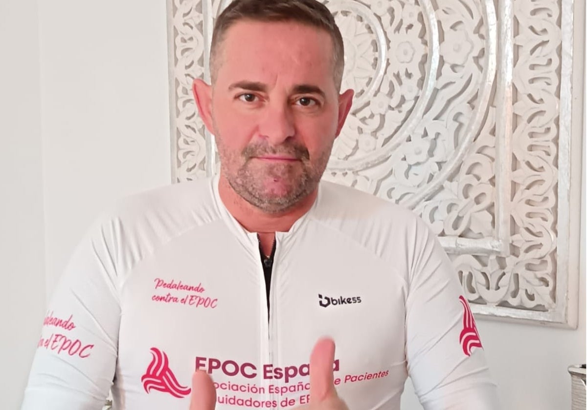 David Pelegrina, con su maillot de ciclista con el que apoya a los enfermos de EPOC