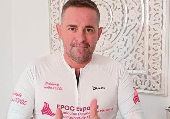 David Pelegrina, con su maillot de ciclista con el que apoya a los enfermos de EPOC