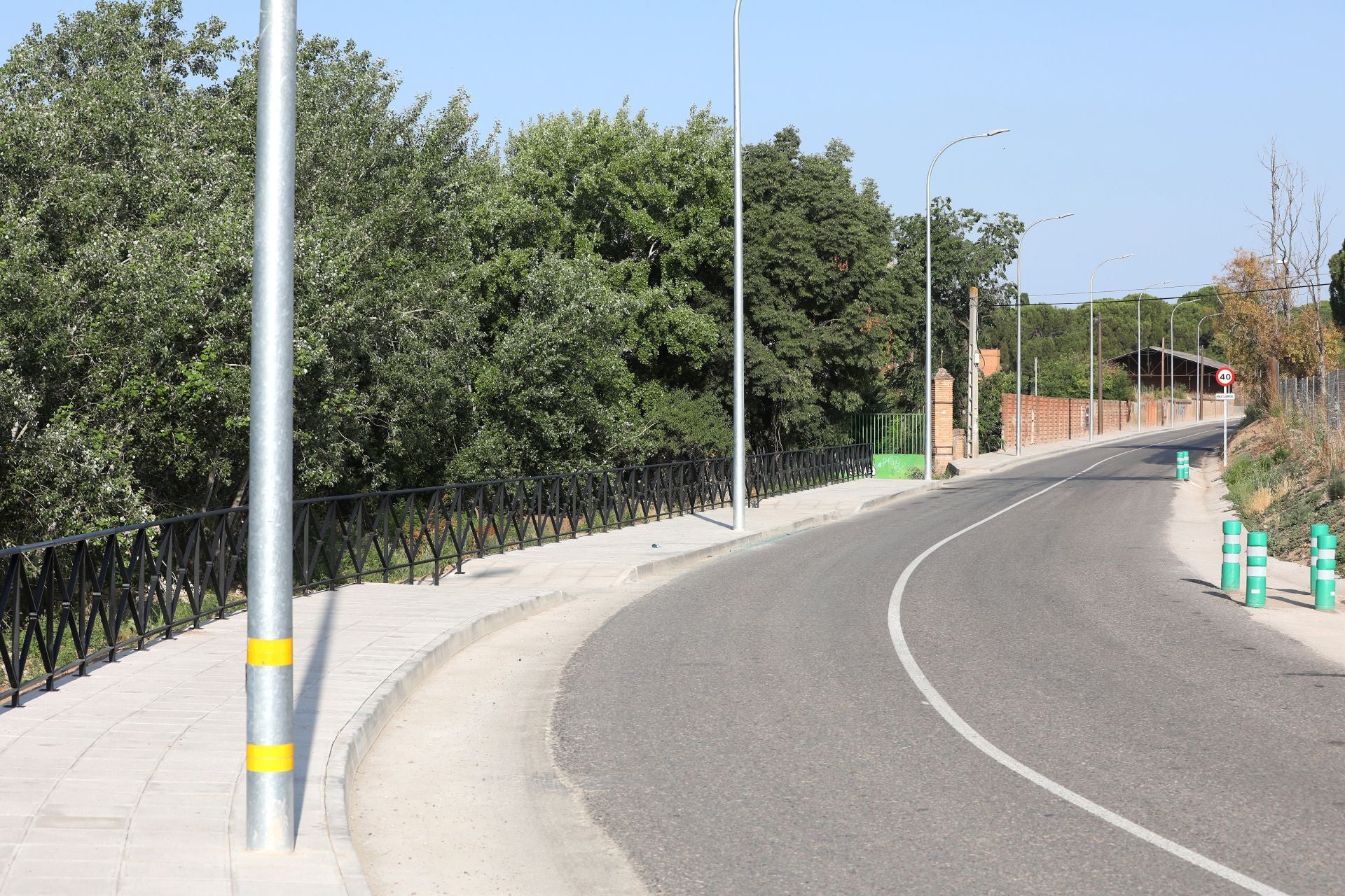 El toledano camino de Albarreal ya cuenta con acerado y alumbrado público