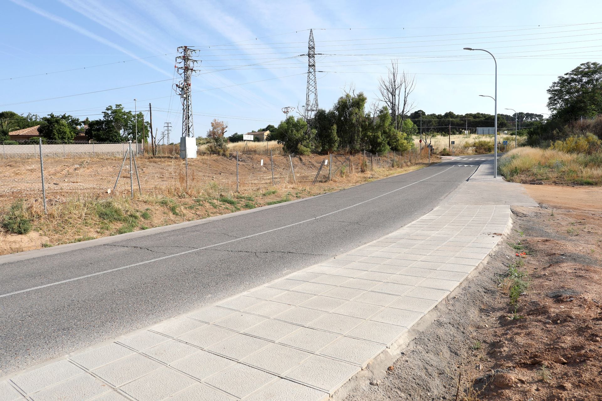 El toledano camino de Albarreal ya cuenta con acerado y alumbrado público