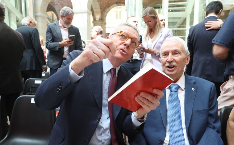 Imagen principal - Arriba, Ruiz-Gallardón y Joaquín Leguina, grandes adversarios y grandes amigos; abajo, izq., Fernando Savater durante su discurso. Dcha, Nacho Cano.