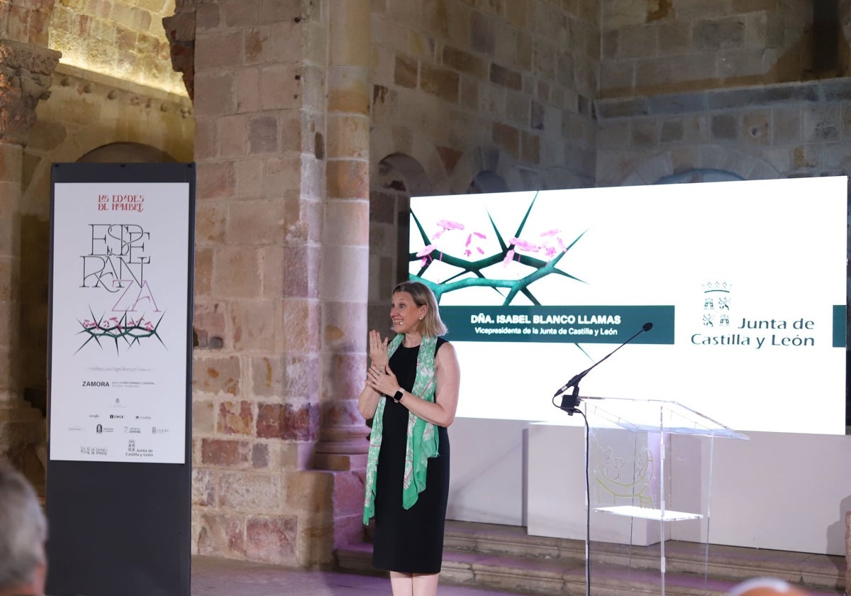 La vicepresidenta de la Junta, Isabel Blanco, durante la presentación del cartel de la nueva exposición de Las Edades