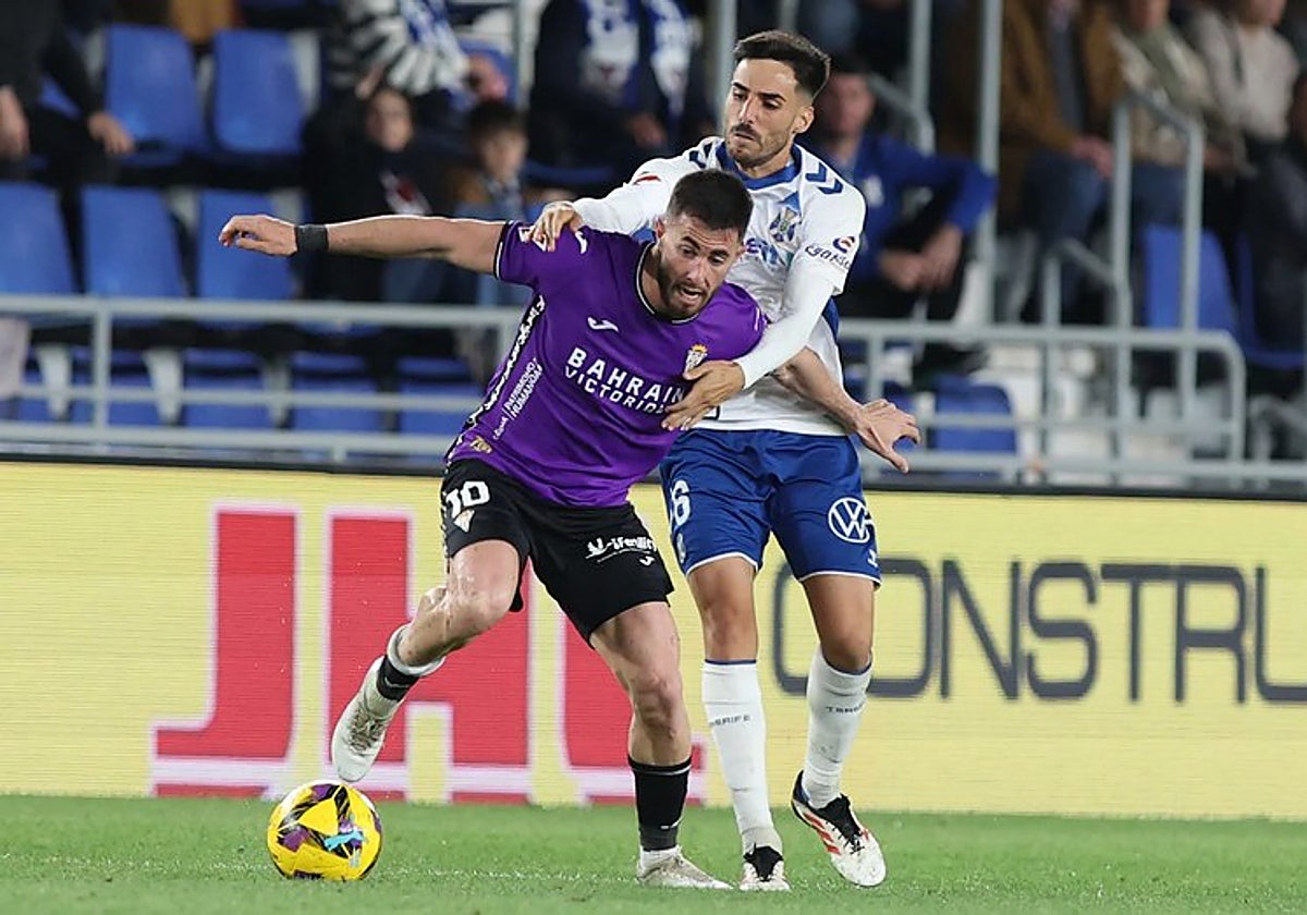 Jacobo pelea el balón con un rival del Tenerife
