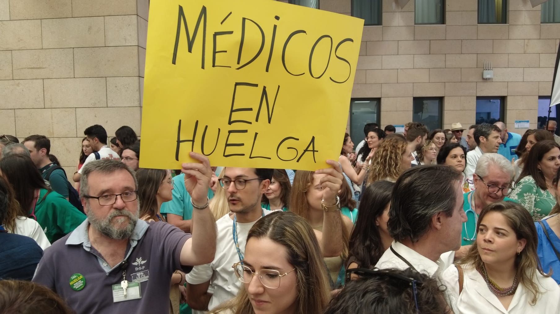 En imágenes, la concentración de médicos en el Hospital Reina Sofía de Córdoba