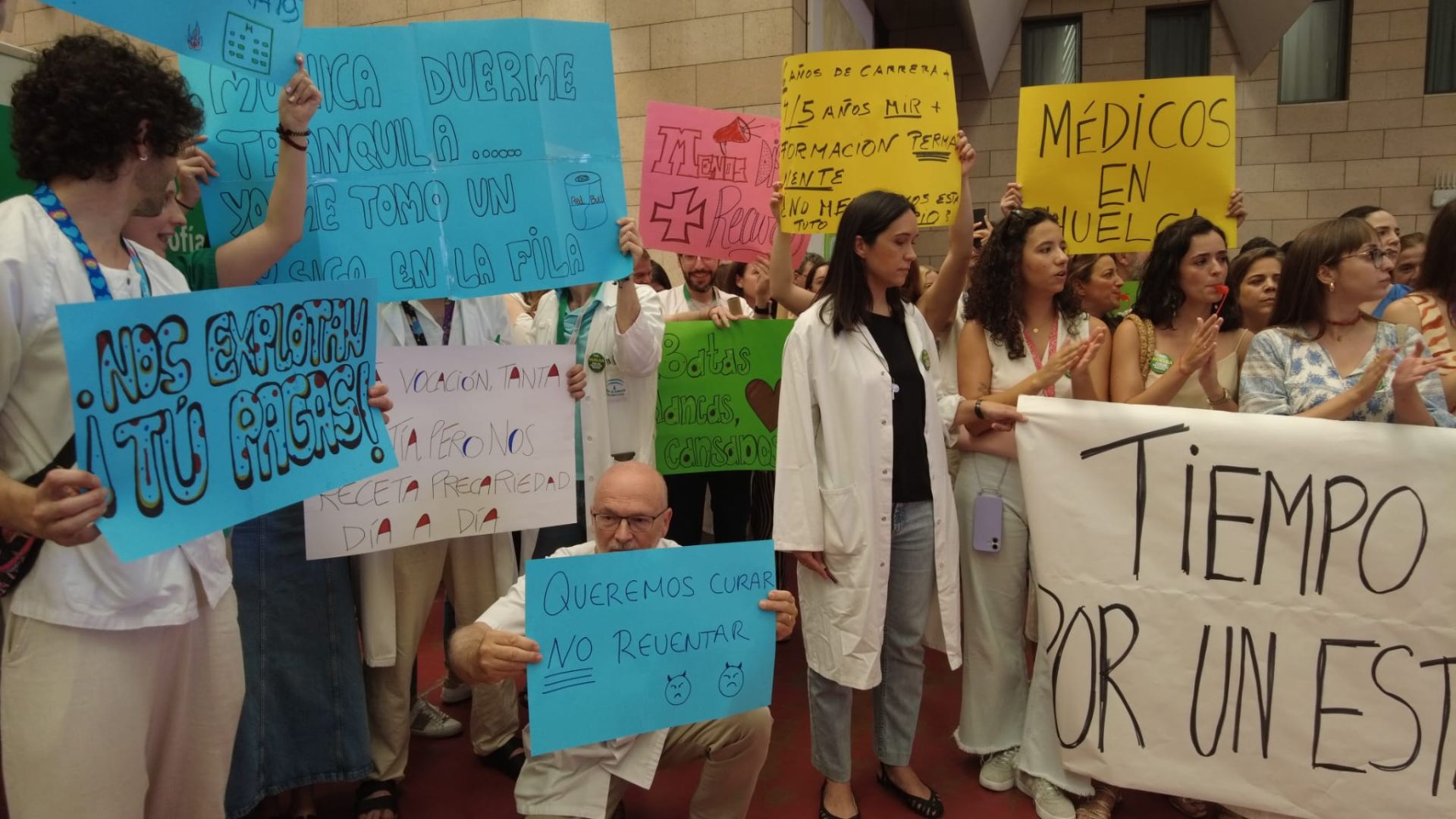 En imágenes, la concentración de médicos en el Hospital Reina Sofía de Córdoba