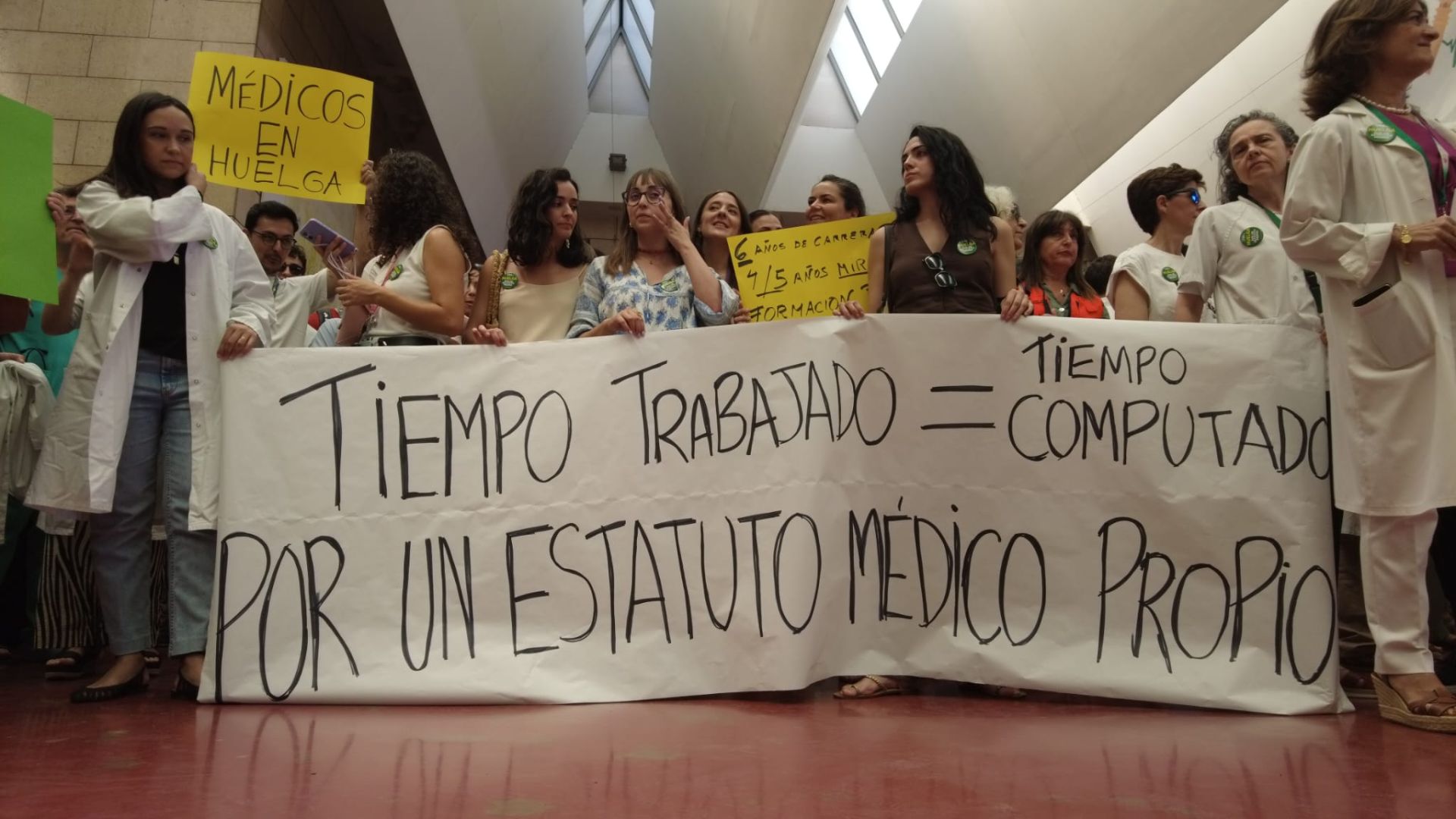 En imágenes, la concentración de médicos en el Hospital Reina Sofía de Córdoba