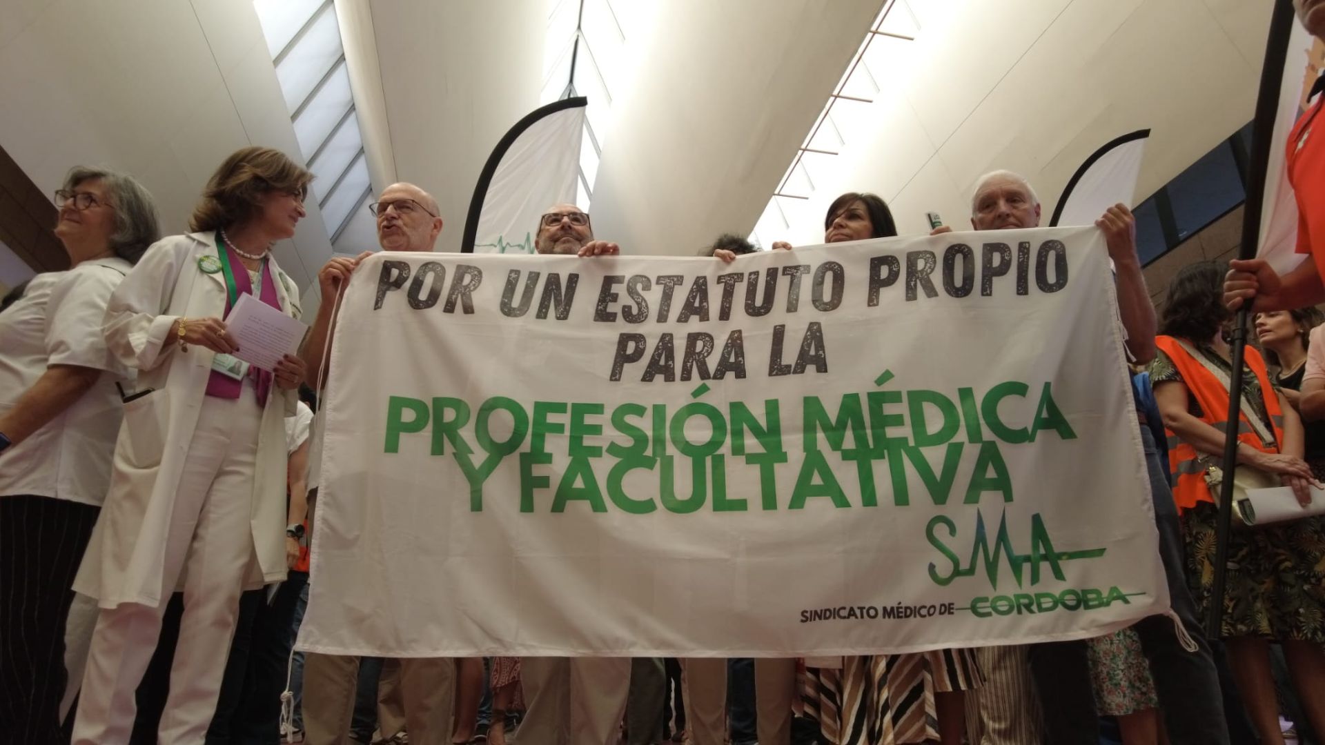 En imágenes, la concentración de médicos en el Hospital Reina Sofía de Córdoba