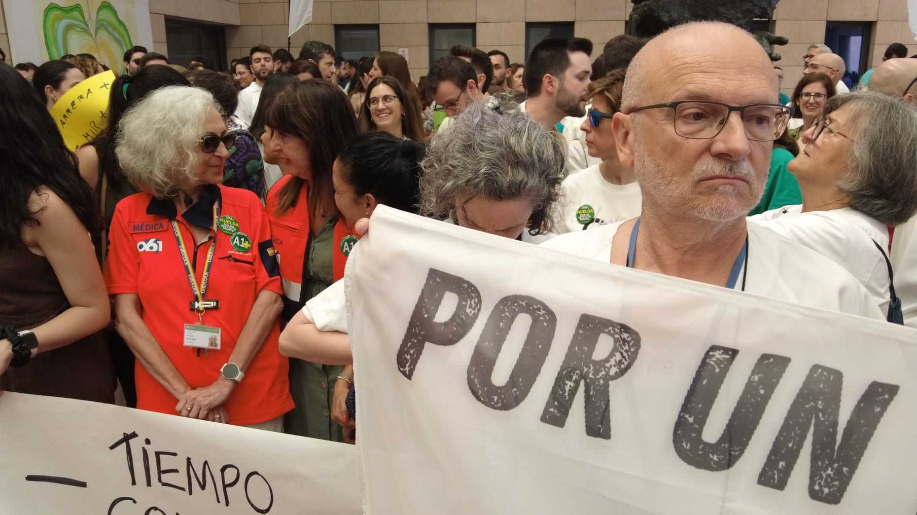 En imágenes, la concentración de médicos en el Hospital Reina Sofía de Córdoba