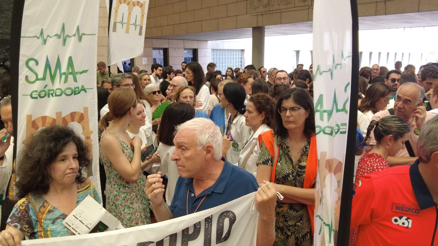 En imágenes, la concentración de médicos en el Hospital Reina Sofía de Córdoba