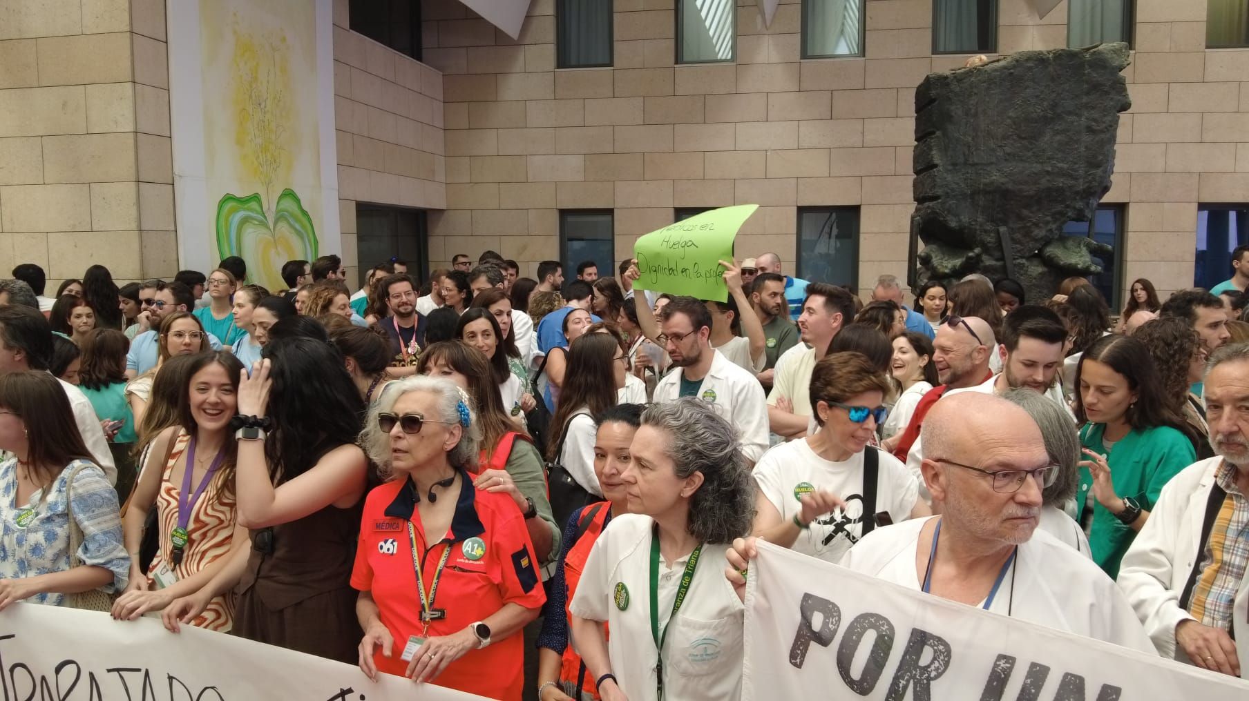 En imágenes, la concentración de médicos en el Hospital Reina Sofía de Córdoba