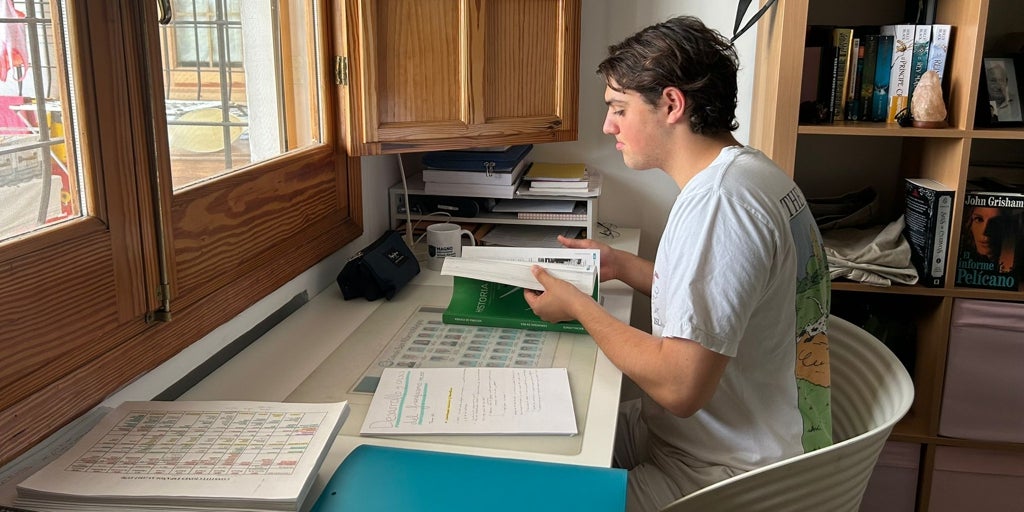 Un joven de Alicante que quiere estudiar diseño de moda logra la nota más alta de PAU 2025 en la Comunidad Valenciana