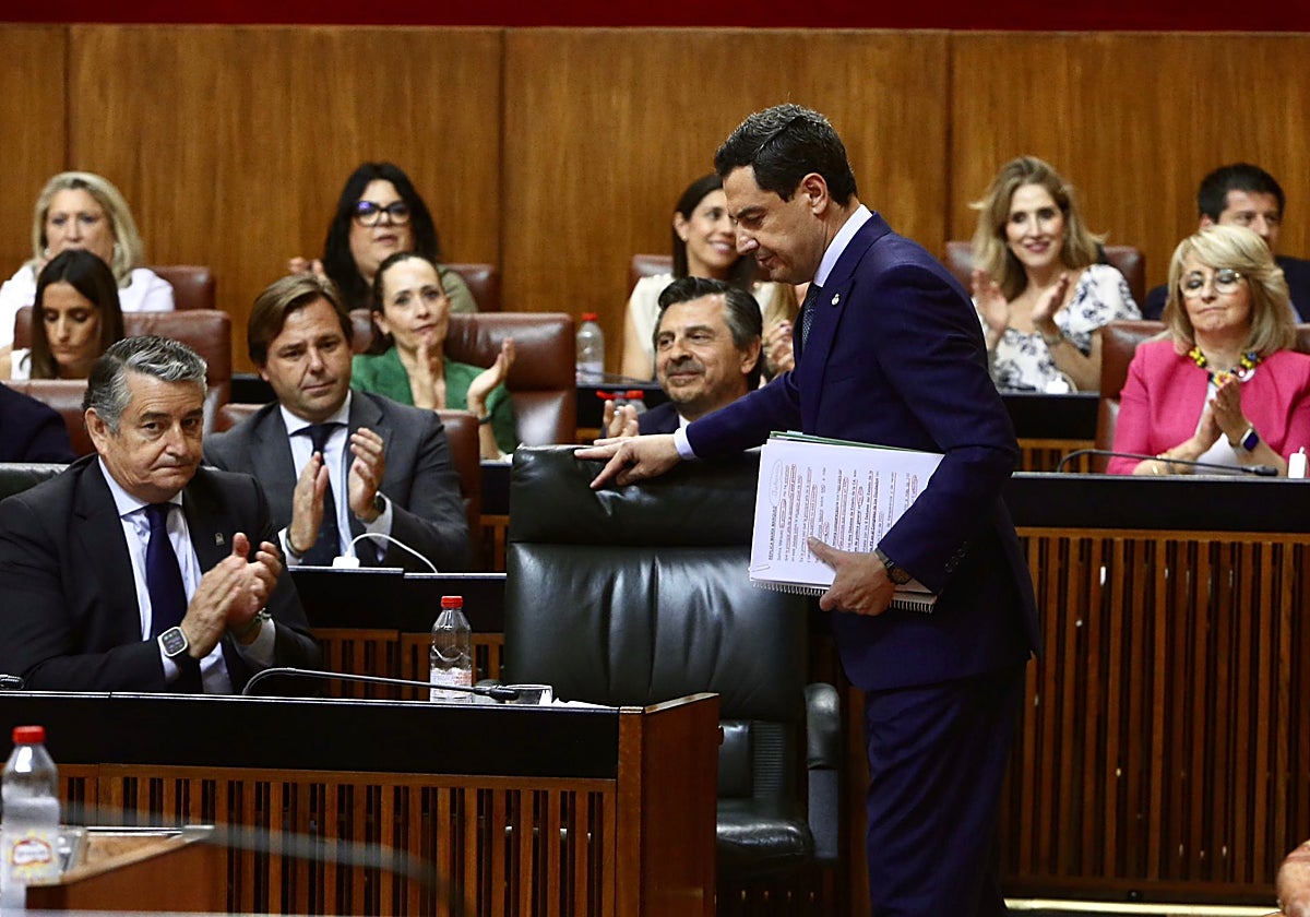 Juanma Moreno en el pleno del Parlamento