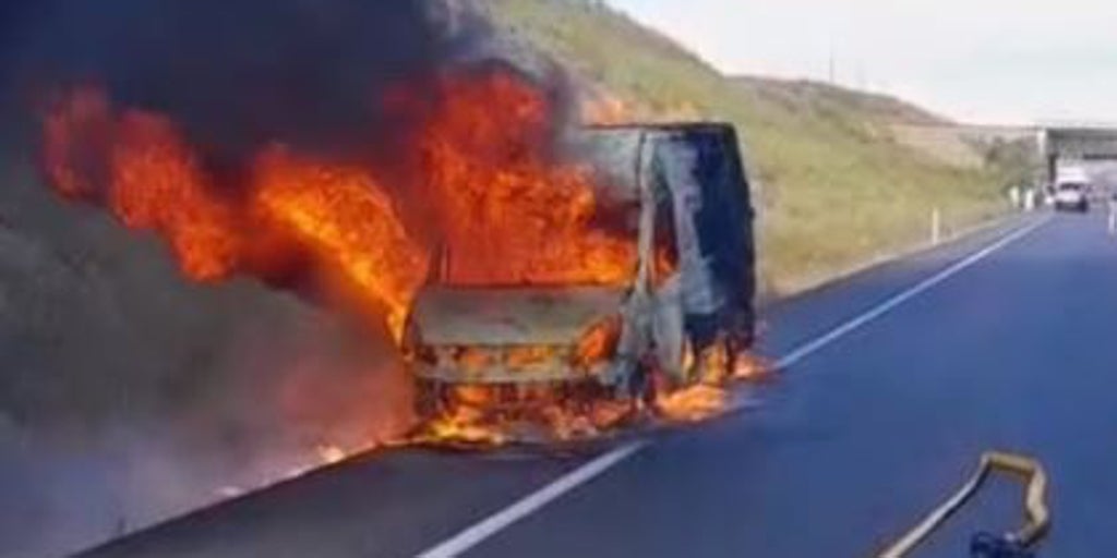 Los bomberos hallan un cadáver al extinguir un vehículo en llamas