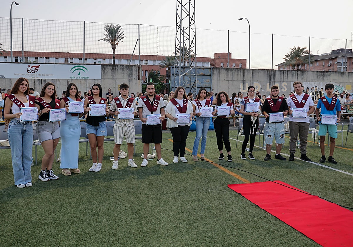 Jóvenes graduados en la ESO que viven en Las Palmeras en el homenaje de este jueves