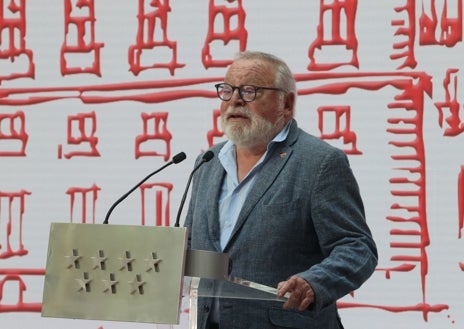 Imagen secundaria 1 - Arriba, Ruiz-Gallardón y Joaquín Leguina, grandes adversarios y grandes amigos; abajo, izq., Fernando Savater durante su discurso. Dcha, Nacho Cano.