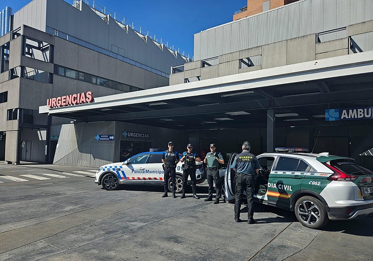 Los agentes de la Policía Municipal de Valladolid y de la Guardia Civil, a las puertas del Hospital Clínico