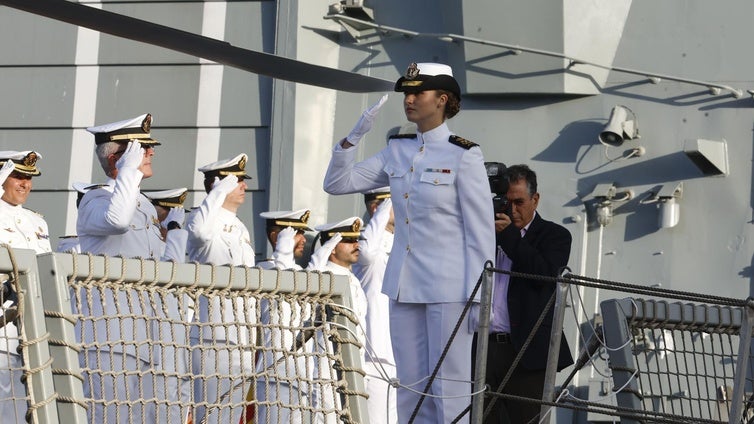La Princesa Leonor embarca en la Blas de Lezo para completar su formación naval
