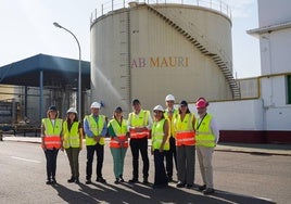 El alcalde, durante su visita a AB Mauri